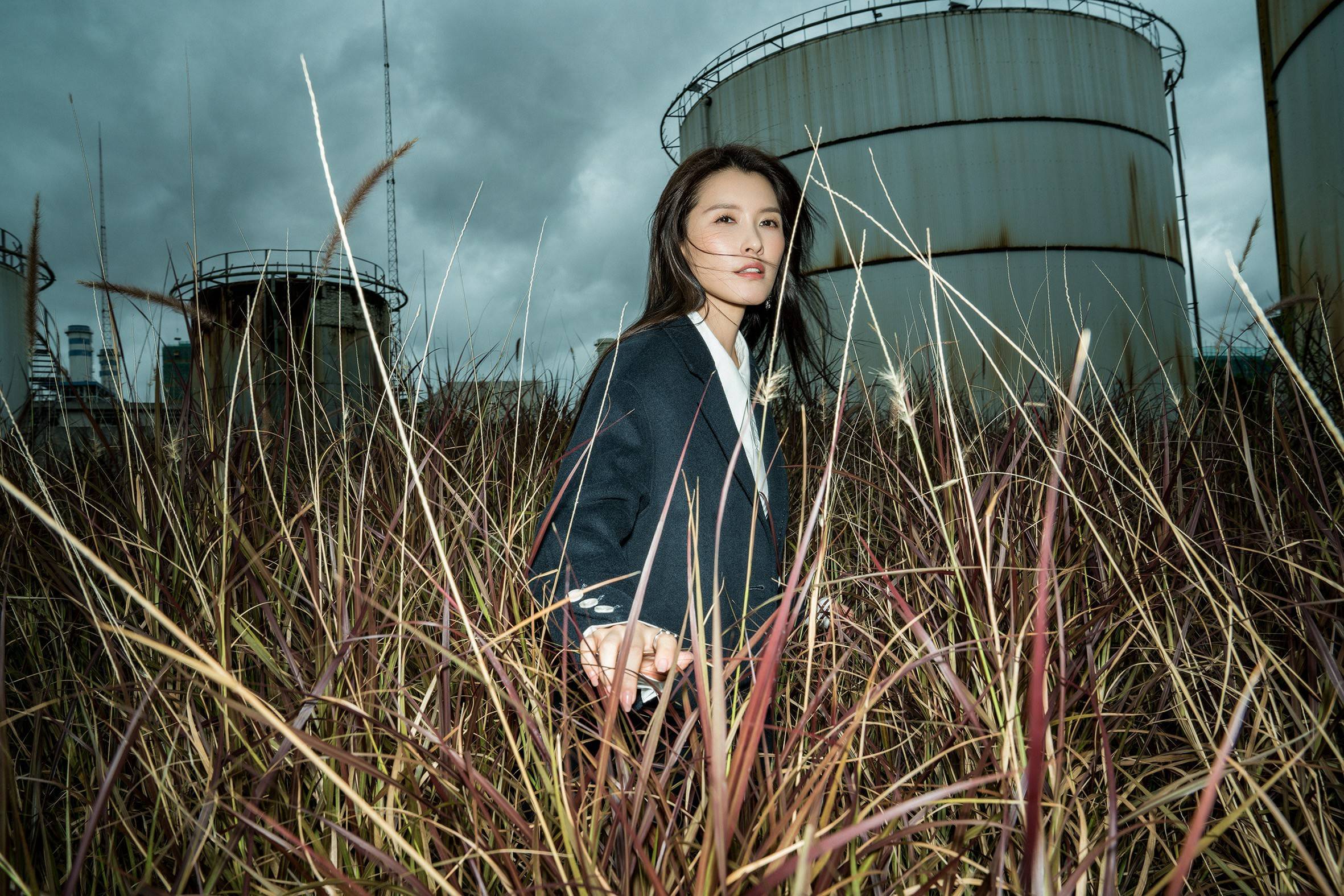 可甜可盐万种风情!徐洁儿杂志大片多套造型点亮金秋