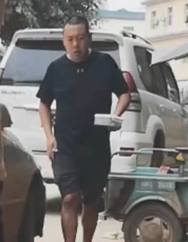 四川一黑老大董忆:逼人吃屎喝尿,牟利数亿,软禁4个警察