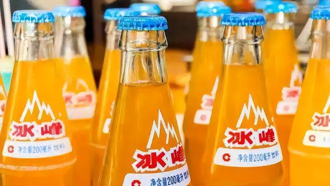 看著就涼快的玻璃瓶冰峰汽水2021年,中國碳酸飲料市場規模約900要元