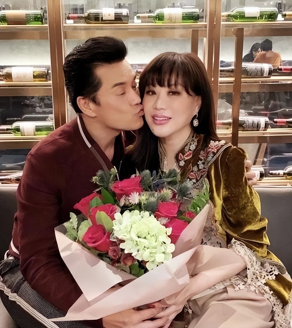 吕良伟和周海媚离婚32年:一个三婚娶小富婆,一个不婚不孕与狗相伴