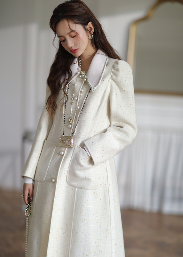 质感很强的奶白色大衣,整体少女感十足