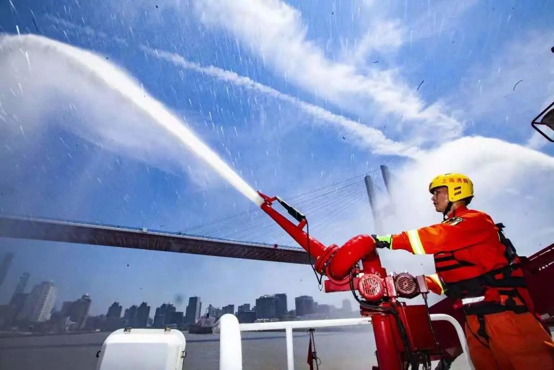 针对夏季高温 上海水上消防首次"双船"巡航,守护黄浦江水域安全
