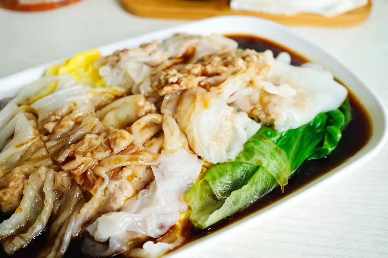 白色米浆蒸的皮,猪牛虾蛋裹的料,淋几勺酱汁,这就是 广东味.