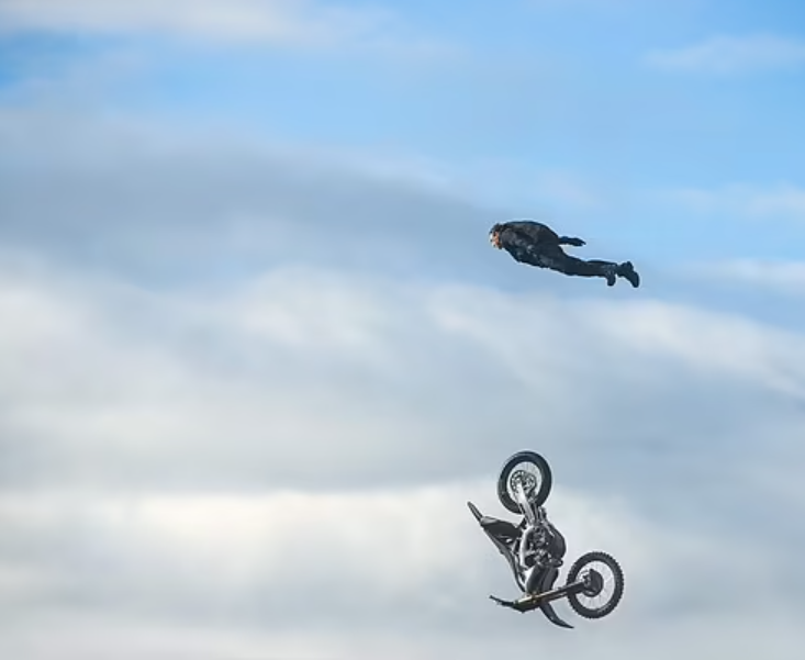 61岁阿汤哥在《碟中谍7》中跳悬崖"差点丧命",背后艰辛被披露