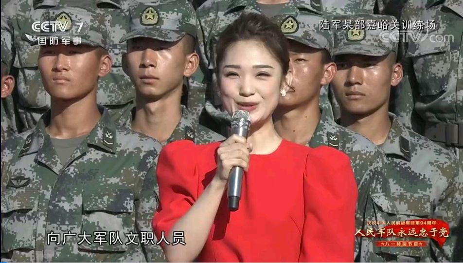 央视八一晚会主持人:蓝羽杜江美女帅哥养眼,卫晨霞低调不站c位