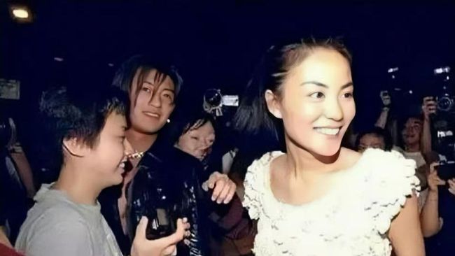 2000年时,20岁的谢霆锋与王菲牵手