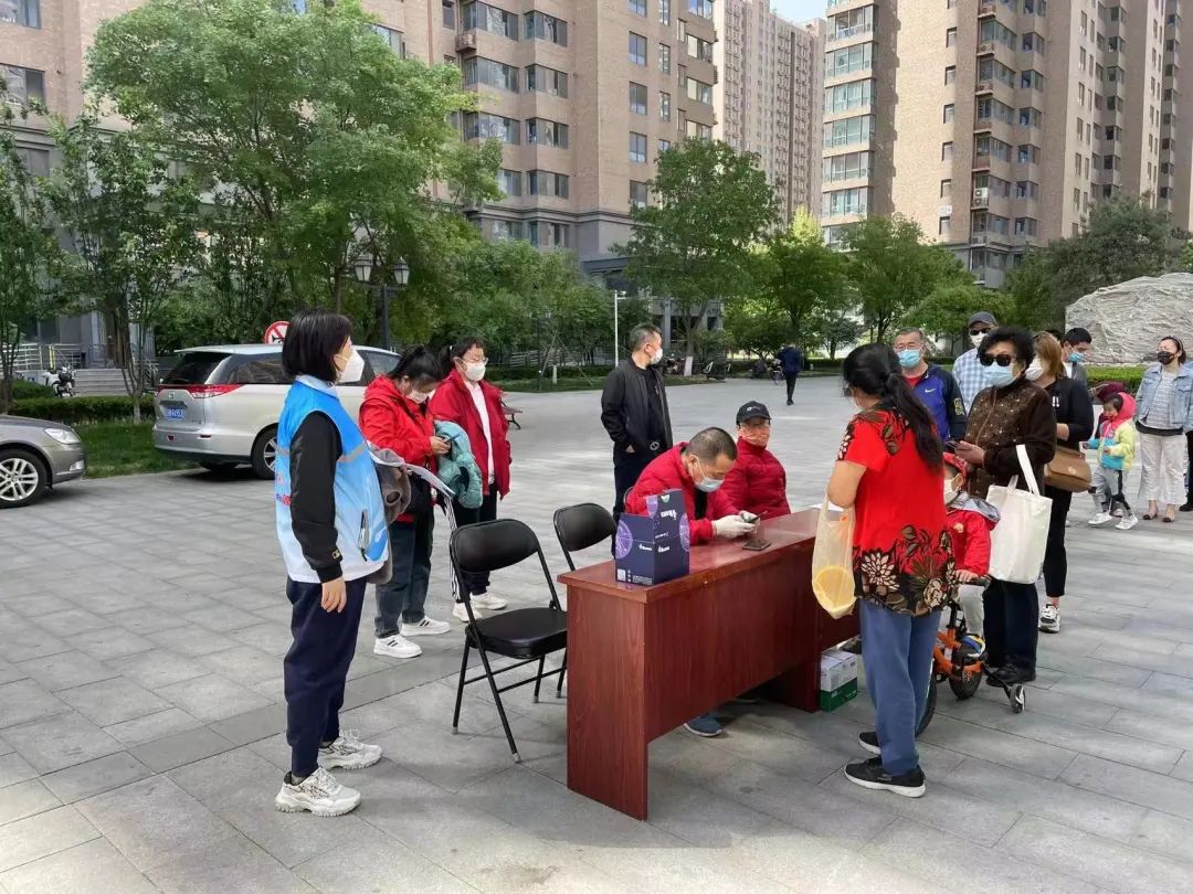 冯志明到回龙观街道检查指导疫情防控和市场保供稳价工作