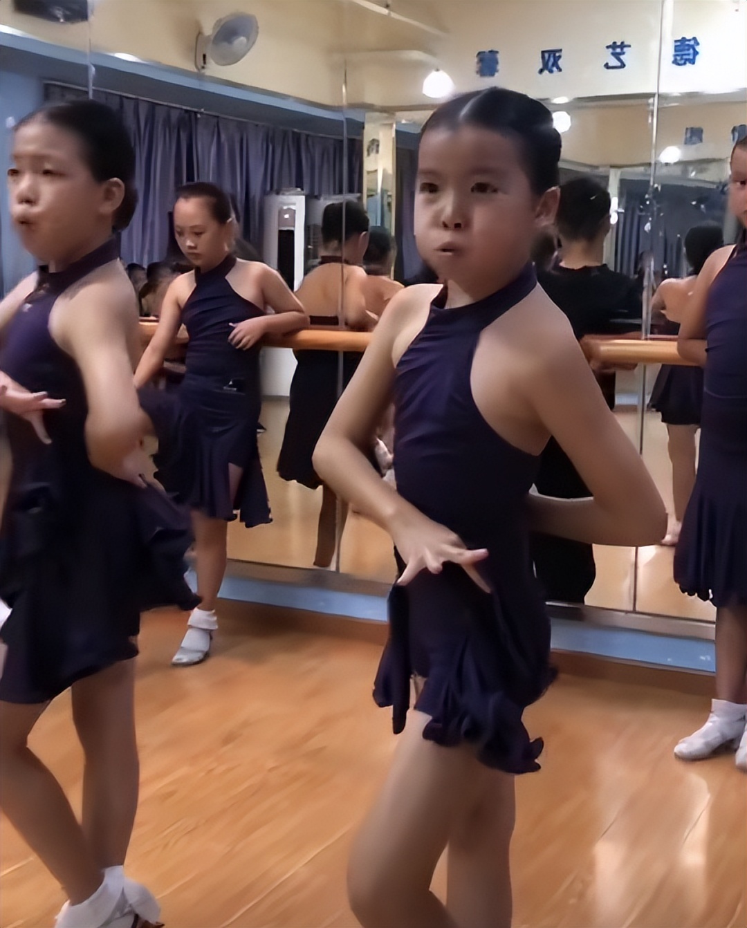 小女孩跳拉丁舞被说"擦边",是家长重口味,还是网友落伍了?