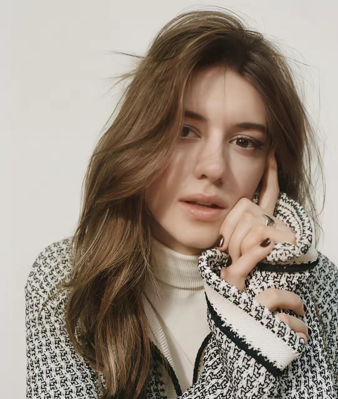 钟爱英伦格纹,青睐质感材质,英国女人的穿搭是刻在骨子里的精致