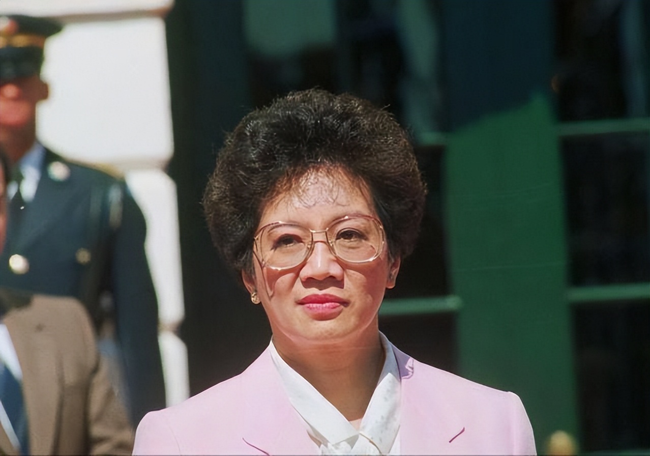 菲律宾前总统小阿基诺:母亲回中国寻祖归根,自己却亲美华反