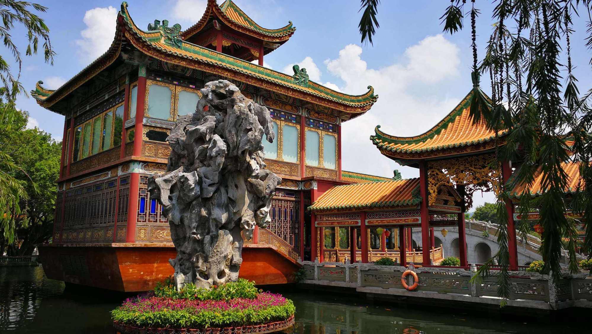 广东的园林,集岭南园林艺术,岭南古建筑,珠三角水乡特色于一体