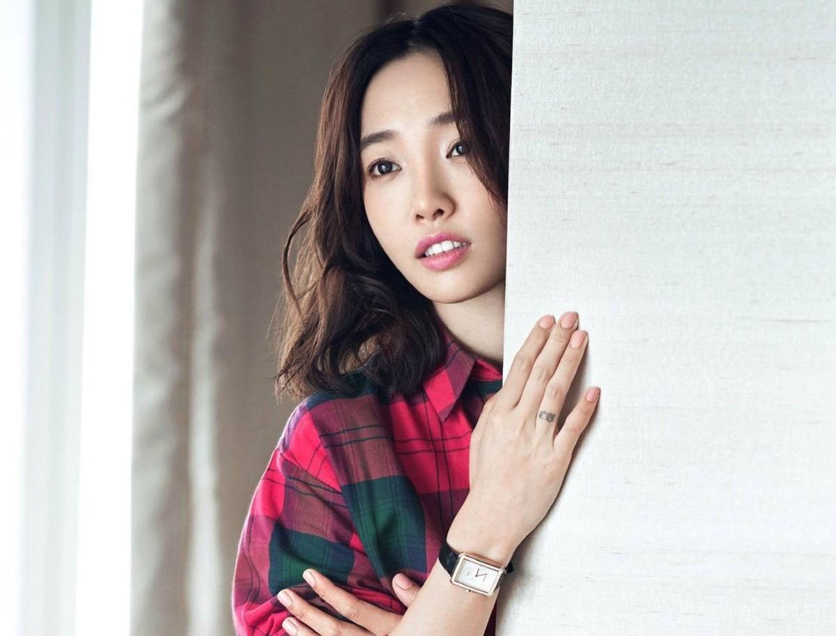 回顾白百何抽烟喝酒被拍动作娴熟烟瘾超大当众挠鼻子形象邋遢