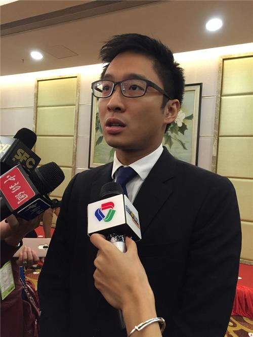 错过章子怡何超莲,浪子回头霍启山成澳娱董事,与霍启刚一商一政