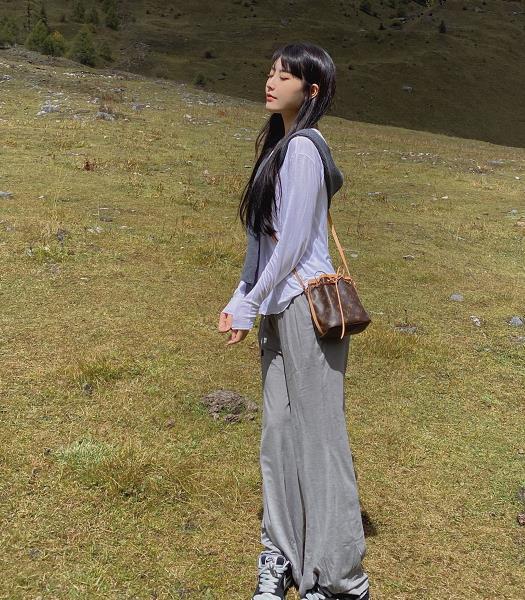 心动的信号:郑琴心晒"男友视角"美照,草地上转圈,大秀好身材