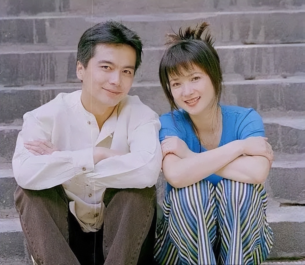 1995年,许亚军在拍摄电视剧《风荷怨》时,又结识了一个极其重要的女人