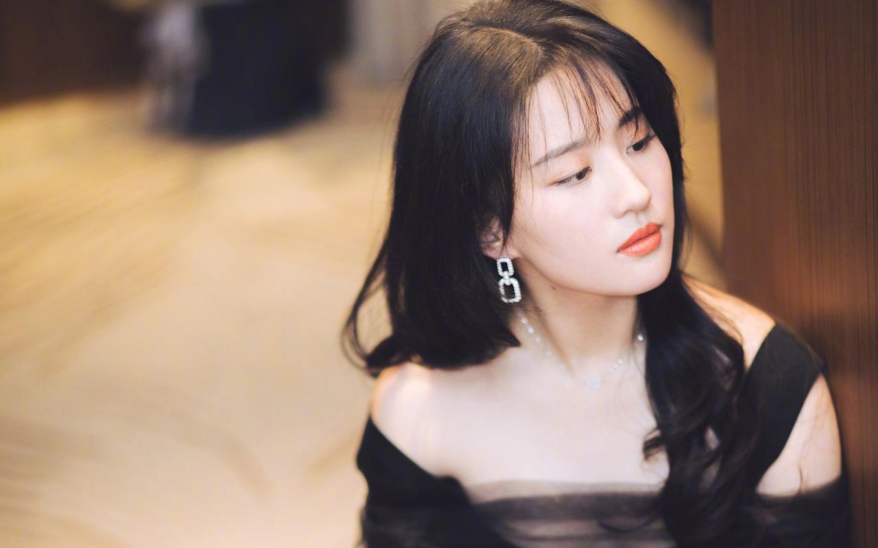 从皮相美到骨相美,刘亦菲上扬的瑞凤眼,35岁时居然变小了吗?