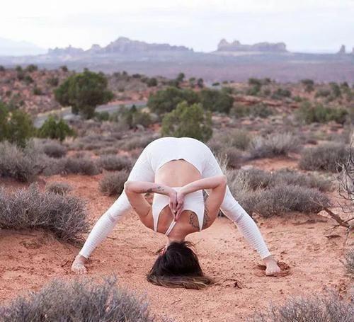 叭喇狗式的瑜伽动作应该怎么训练?能给身体带来什么好处?