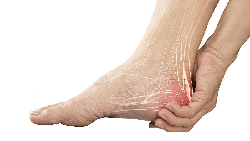 中老人脚后跟痛是怎么回事?或与这5个因素有关,别大意