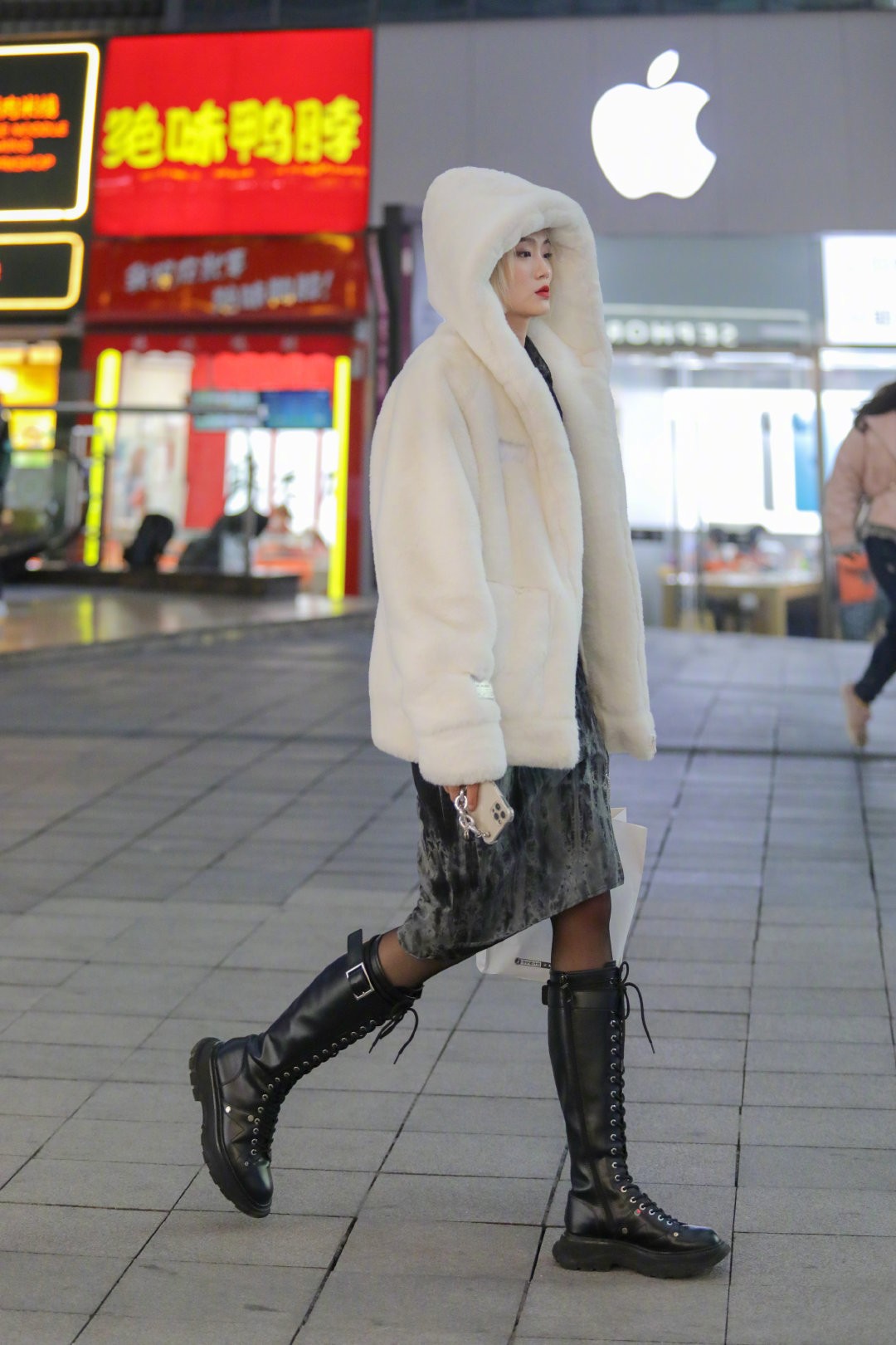 素人们的街拍好真实,重庆妹子大冬天的穿起了羊绒外套,但也很美