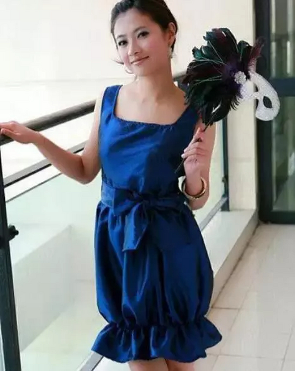 2018年,上海第一美女沈丽君,抛下五岁的儿子和三岁的女儿,从28楼一跃