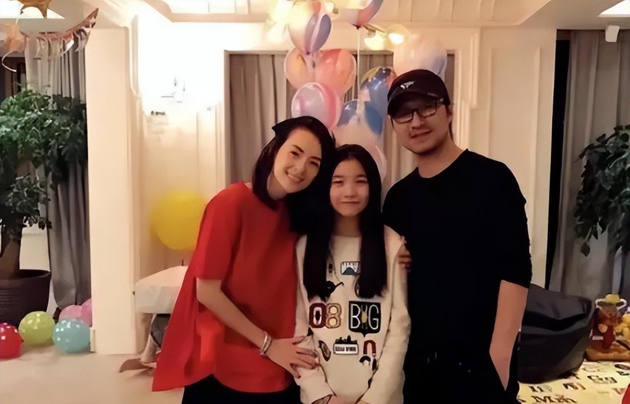 汪峰带二女儿逛街,两人状态令人担忧,网友:离婚千万别离爱!