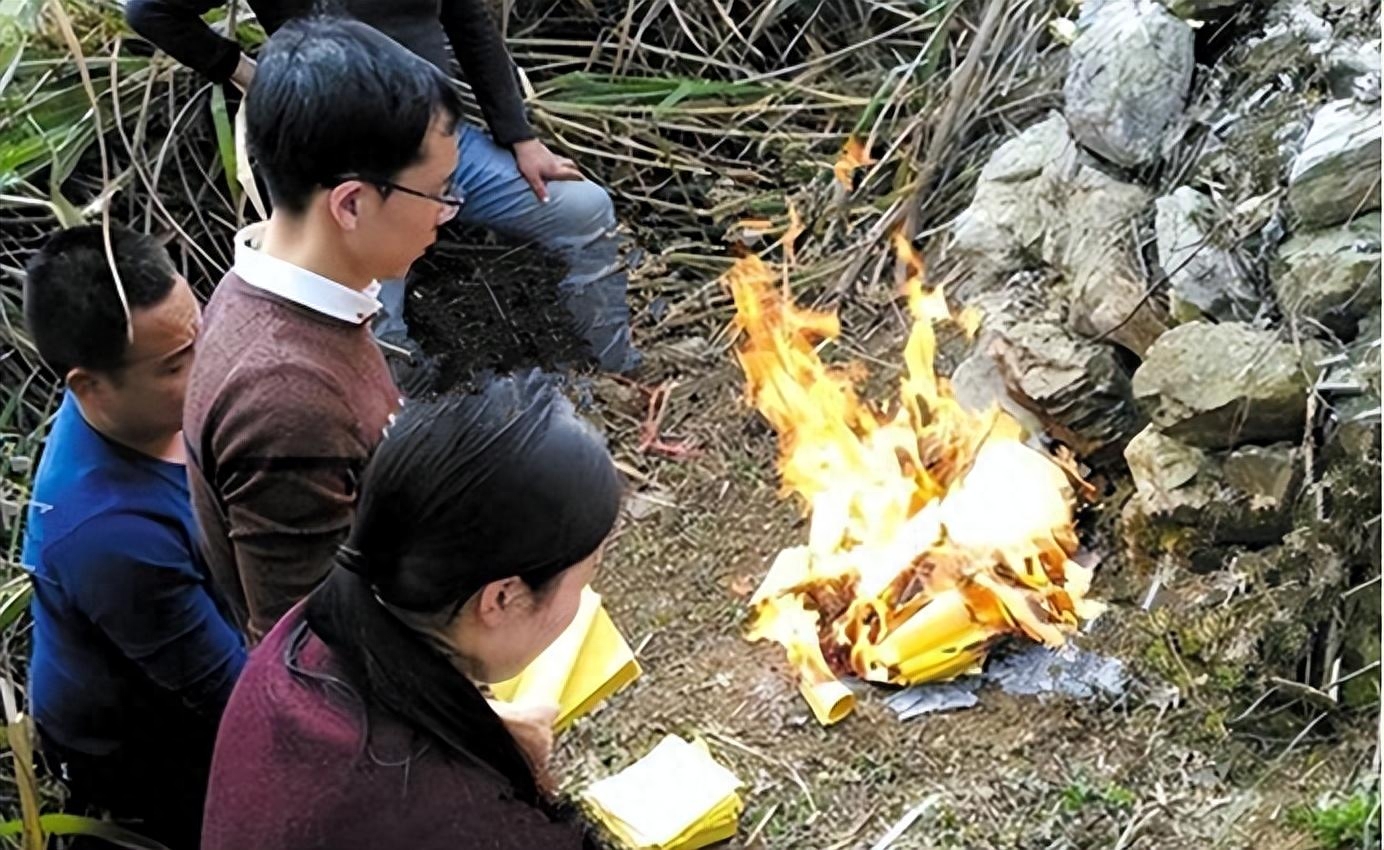 1992年湖北5岁女儿父母自缢23年后女儿强行刨坟开棺