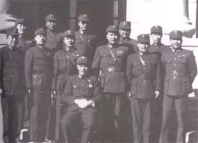 52年,国军上将现身印尼沦为小学教员,老蒋:速回台湾,别再丢人