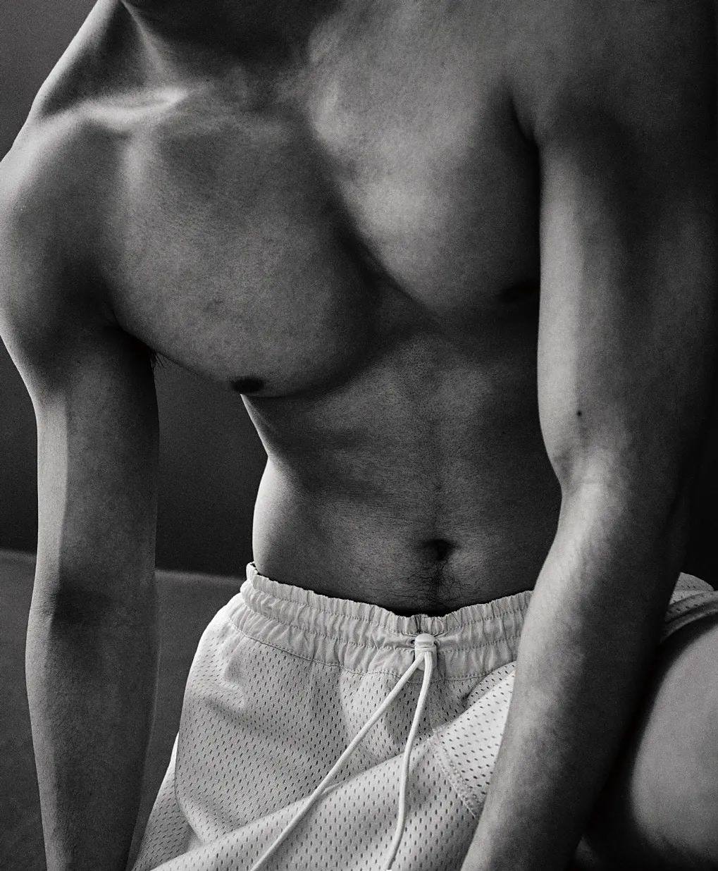 刘芮麟拍荷尔蒙运动大片,8块腹肌公狗腰,这身材太无敌