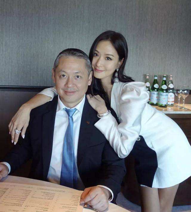 台湾名媛孙芸芸,44岁了还大方晒泳装照,曾为父还了几个亿债务