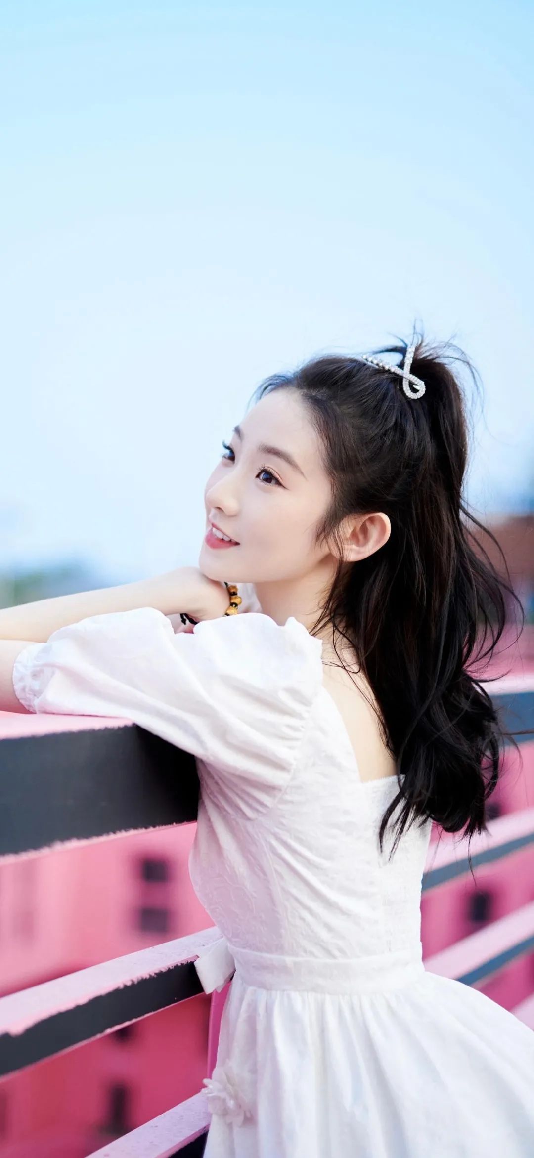 张艺凡|清爽高马尾搭配纯白连衣裙(组图)