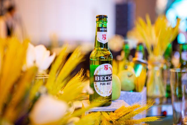 贝克啤酒盛夏来袭,解锁100%纯麦德啤