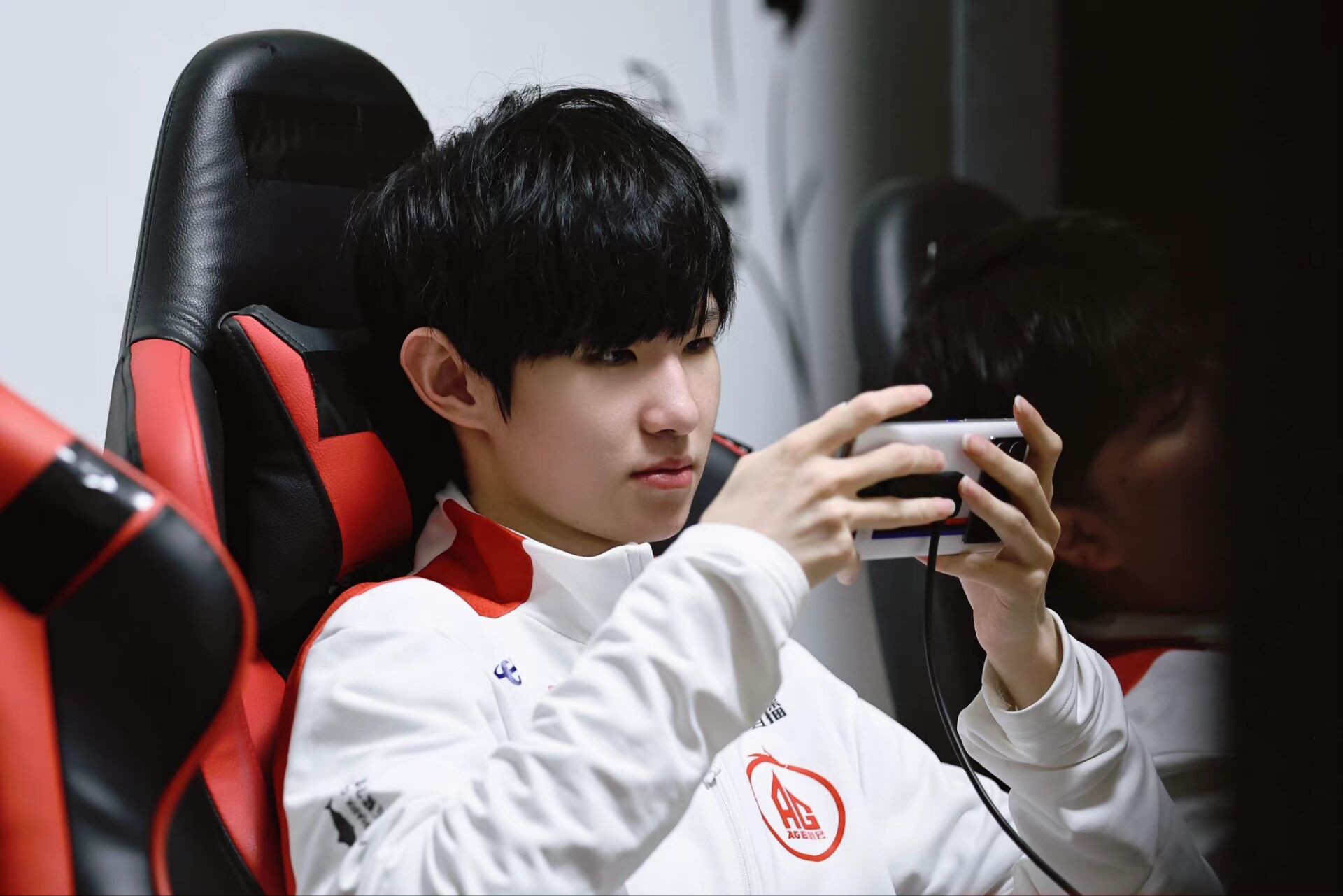 新瓜:ag发出特别照片,忆安首发,啊泽初晨挂牌,一诺不会转打野