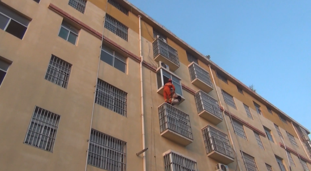 热点|真是醉了！男子酣睡4楼空调外机平台，吊在半空还在猛踹消防员