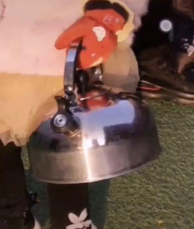 热点|老师让带鱼,学生带一斤重大鲫鱼上科学课,网友:爸爸连夜钓的吧