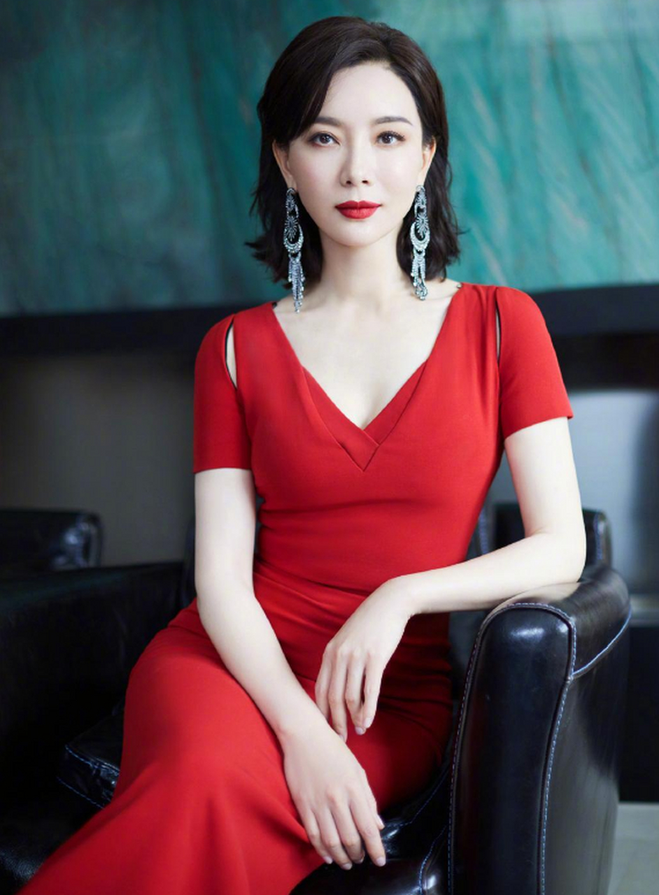 2018年,雷佳音和陈数在拍电视剧《和平饭店》中有一段深情吻戏,雷佳音