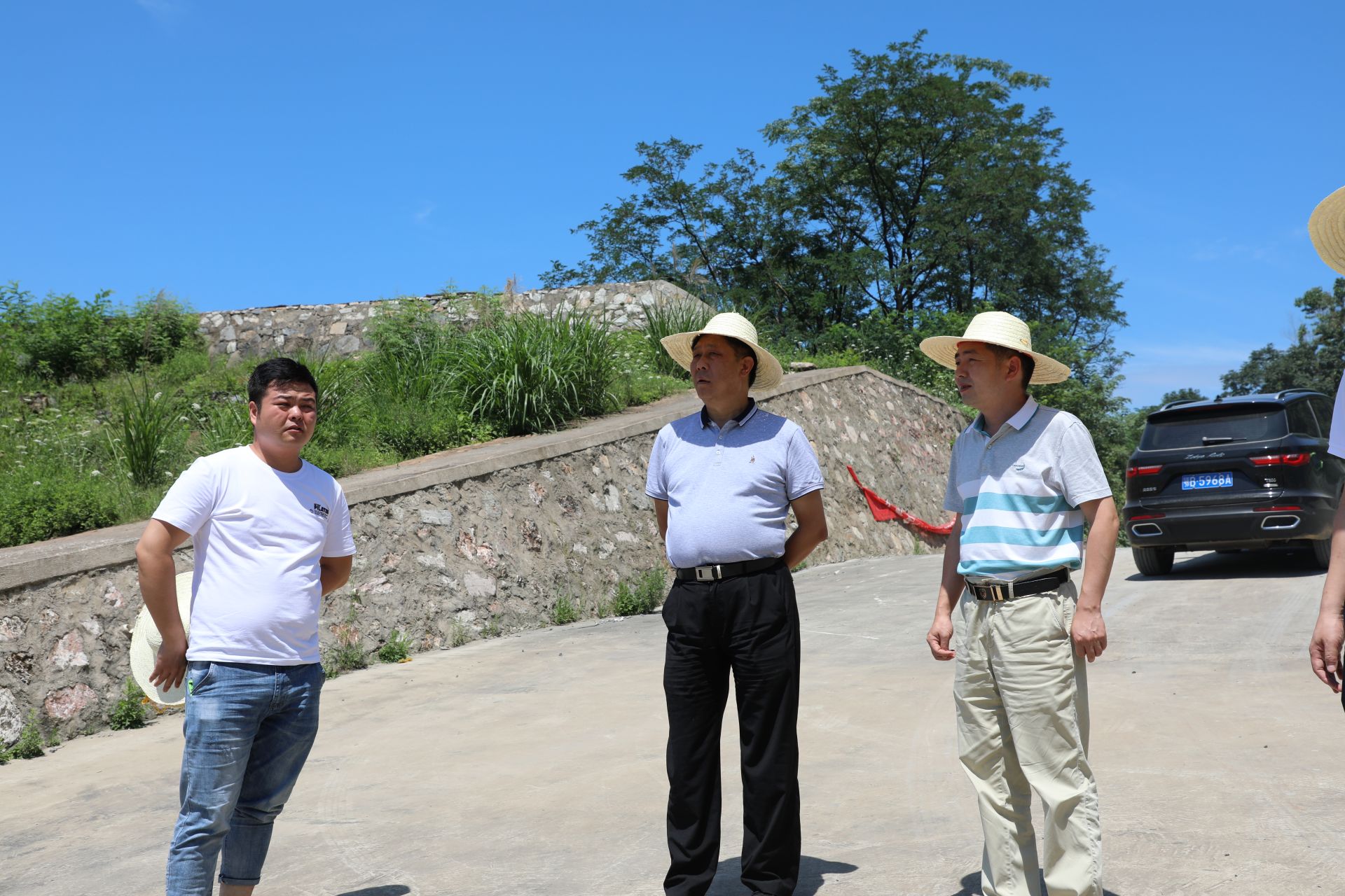 大冶市人大常委会主任刘会金赴乡镇走访慰问贫困户并检查防汛工作