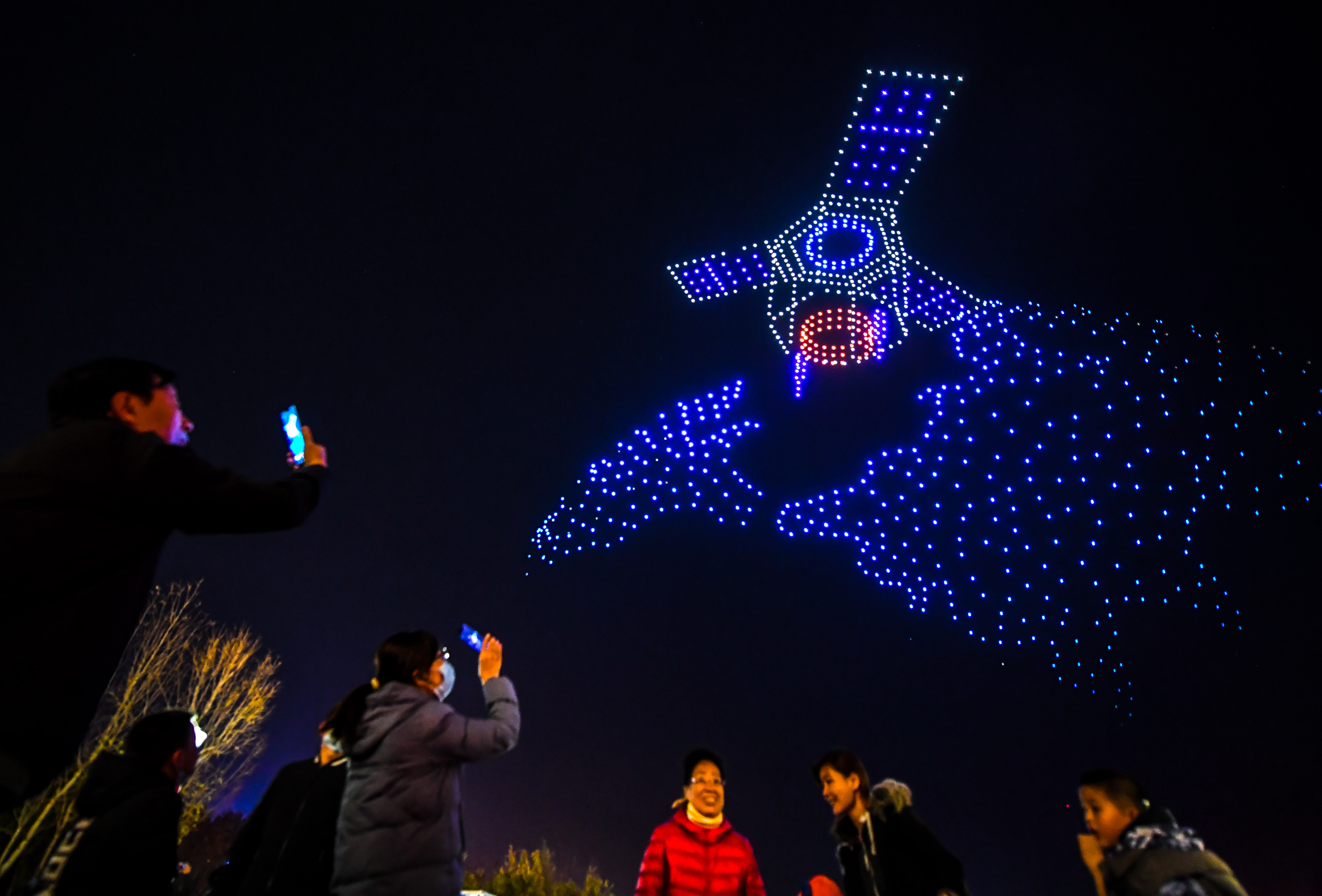 长春夜空上演无人机表演