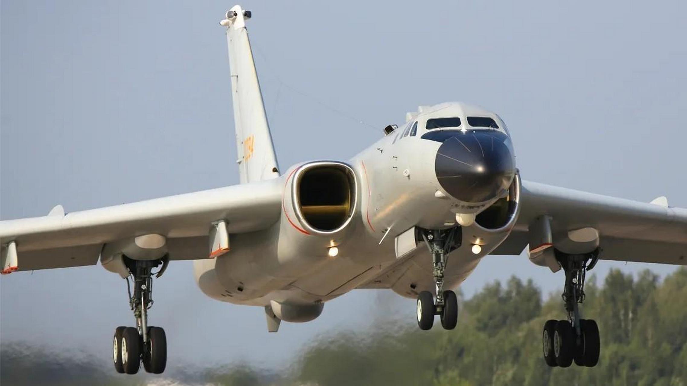 那么轰6k轰炸机搭配上鹰击21导弹进行采取解放军独特的轰炸打法,美国