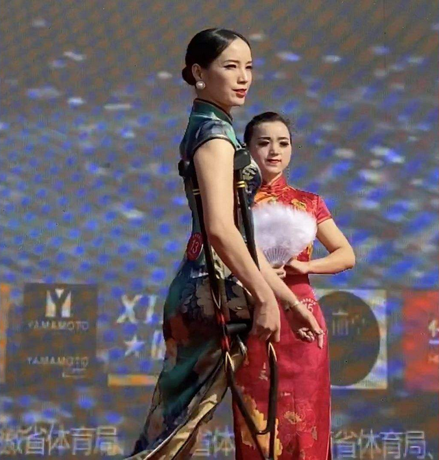独腿旗袍女孩获健美冠军,单亲妈妈做好榜样,照样能带出优秀姑娘