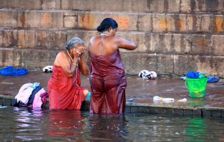 印度恒河"脏乱差",为何他们照样边洗澡边喝水,不去想着治理?