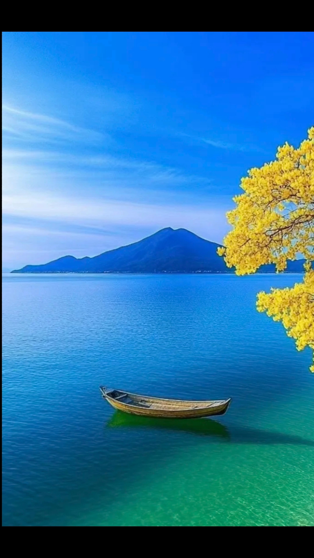 湖光潋滟映天蓝,孤舟轻漾水云间