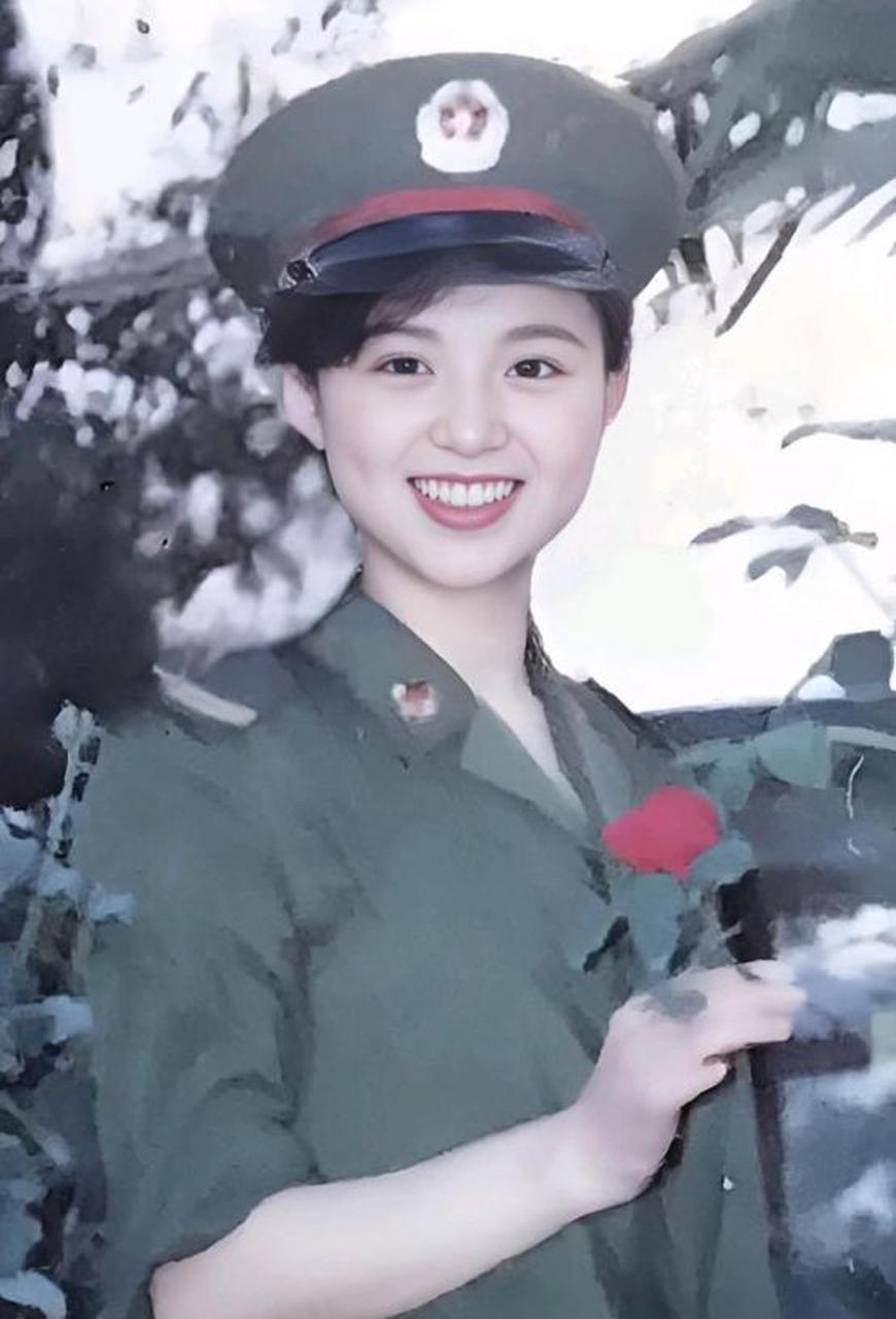 一位1987年入伍女兵,时隔36年的珍贵照片,当初刚入伍的时候,这位女孩