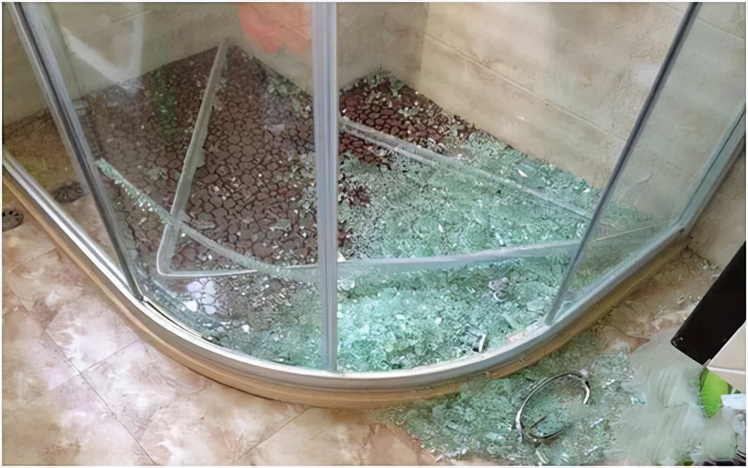 什么原因?淋浴房的玻璃居然炸了