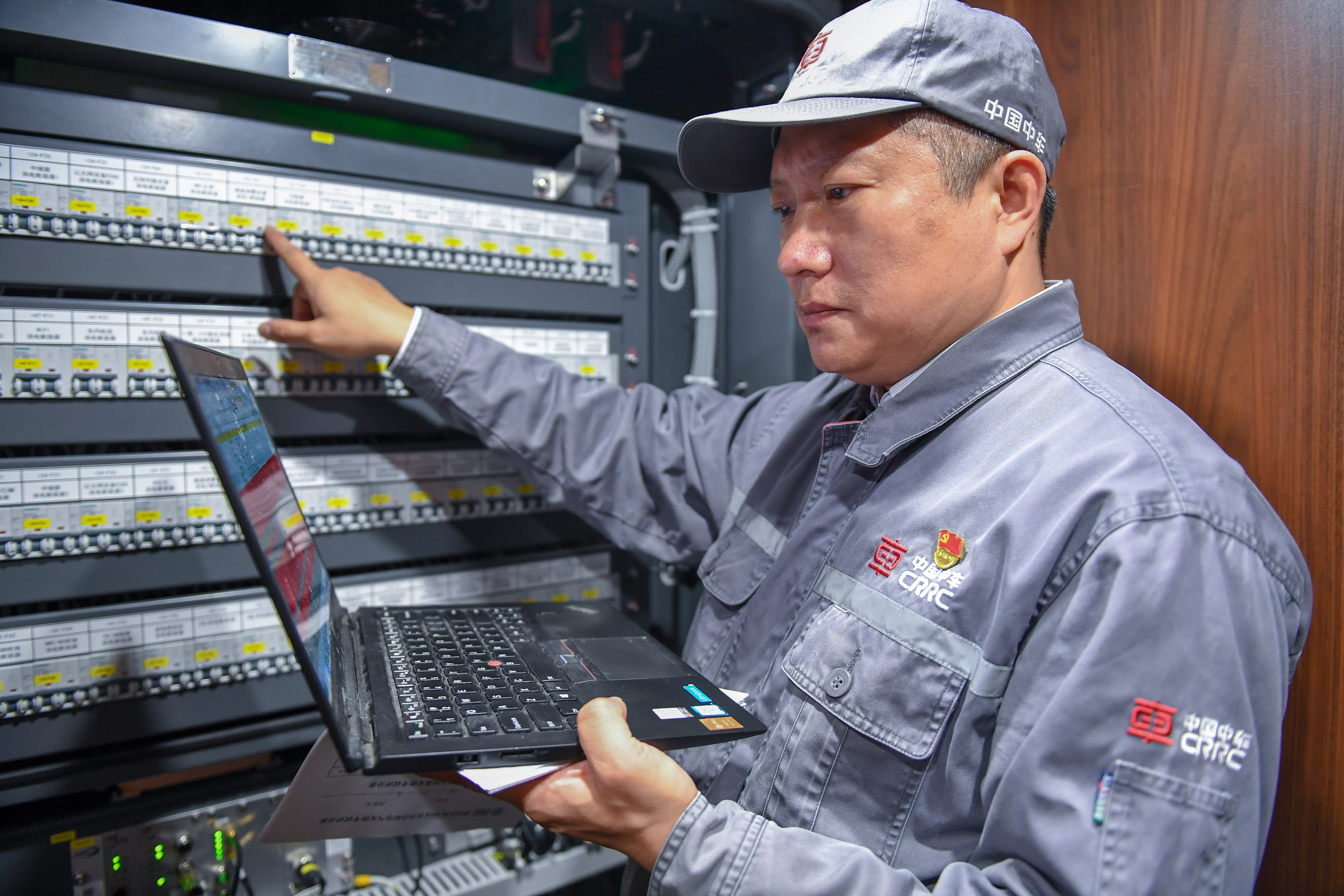 与高铁并跑——全国劳模罗昭强的一天