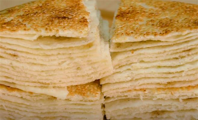 天越热,越想吃热乎的发面千层饼,松软咸香,早餐吃它可比面包强