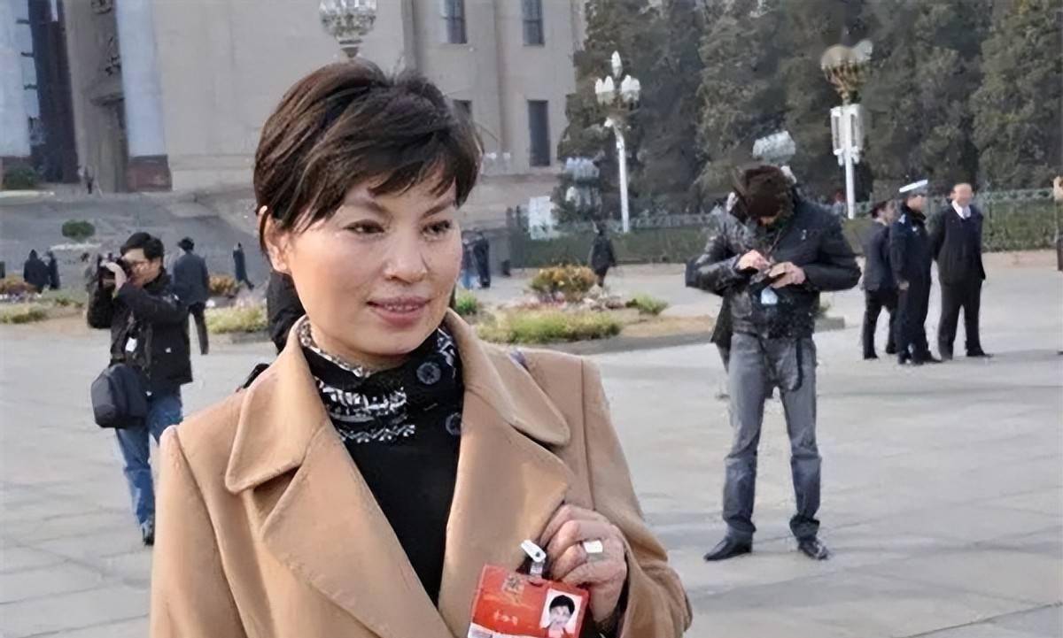央视李瑞英:工作28年0失误,儿子坠楼仍笑着播新闻,退休后引众怒