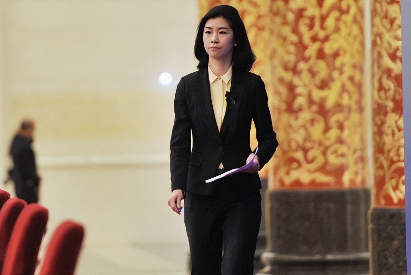 "翻译女神"张璐升职成功,气质冷艳,这才是学生要追的星