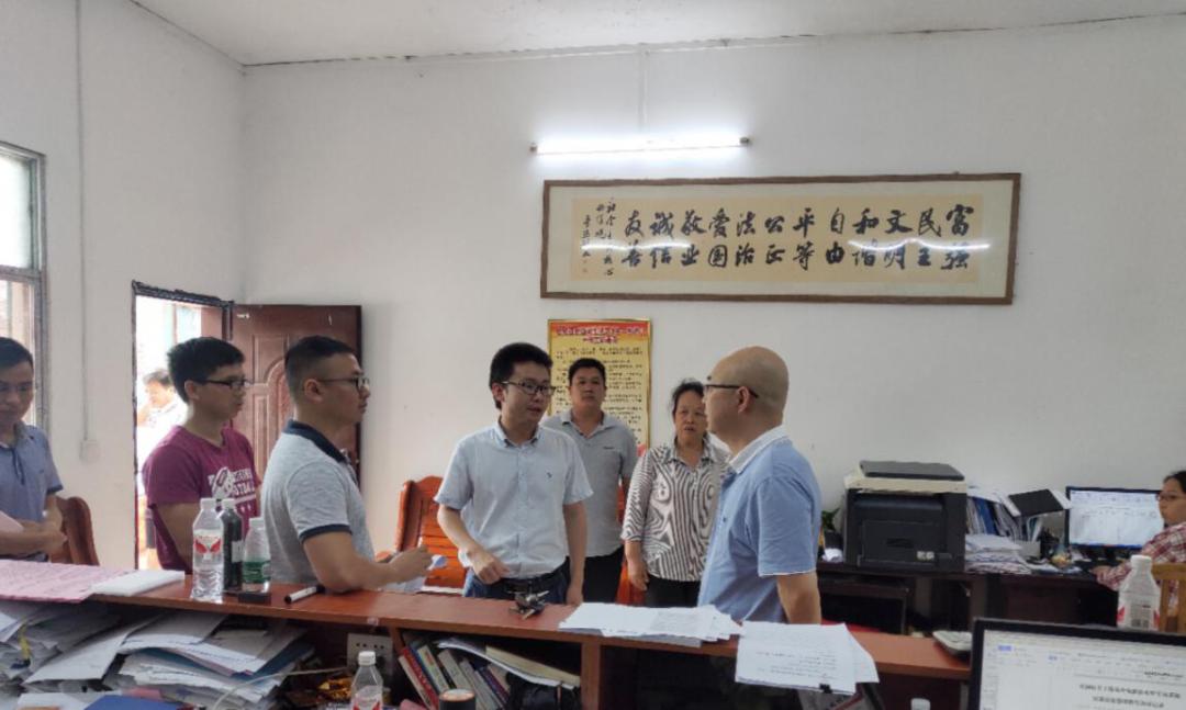 忻城县委副书记,县长李朝晖到红渡镇雷洞村开展危房拆旧调研工作