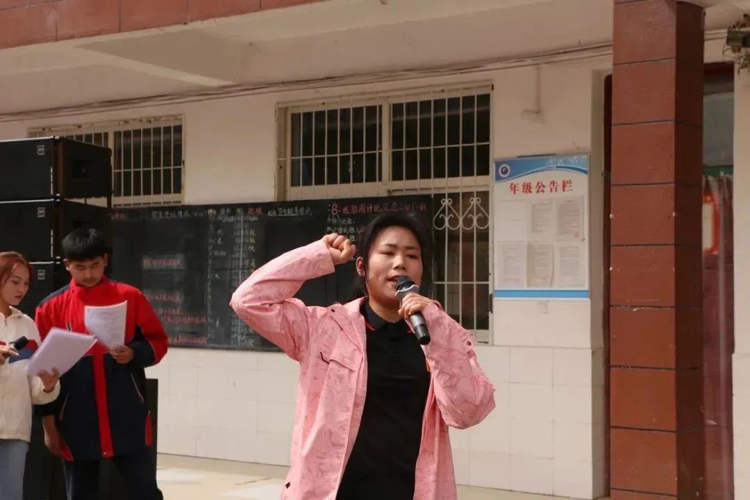 西平高中高二年级举行春期"激情读书"评比暨"激情跑操"比赛