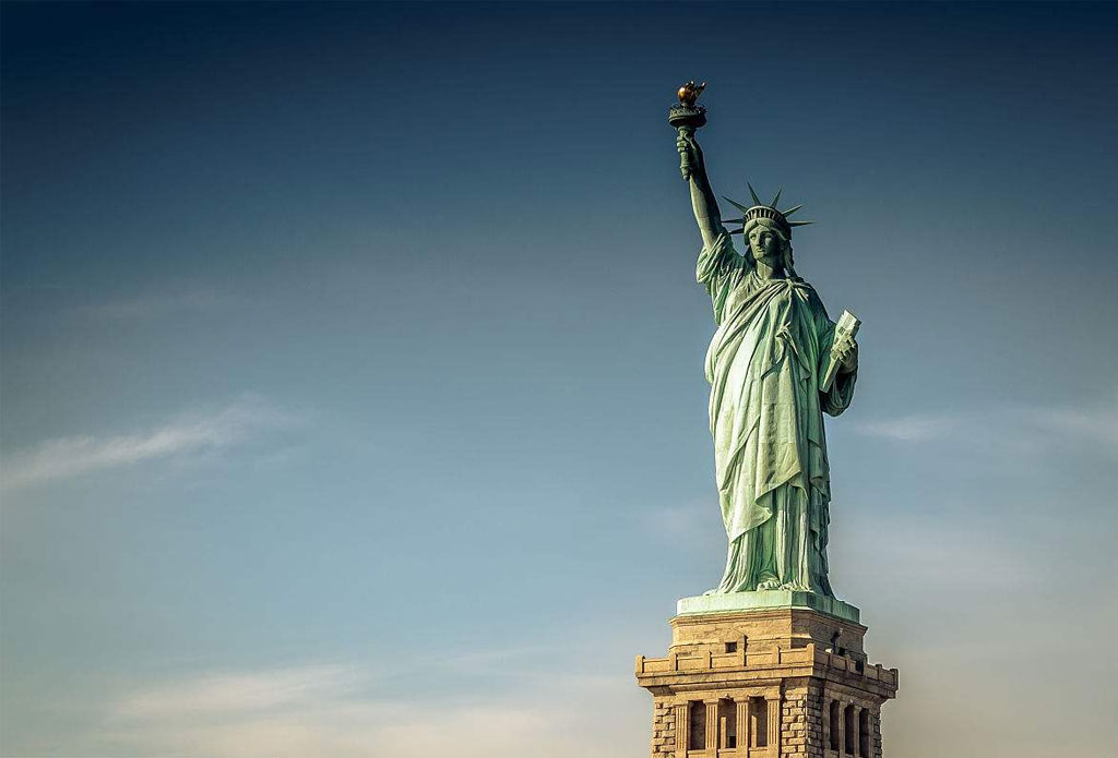 世界上最高的5座雕塑,自由女神像排名第四,其中两座位于中国
